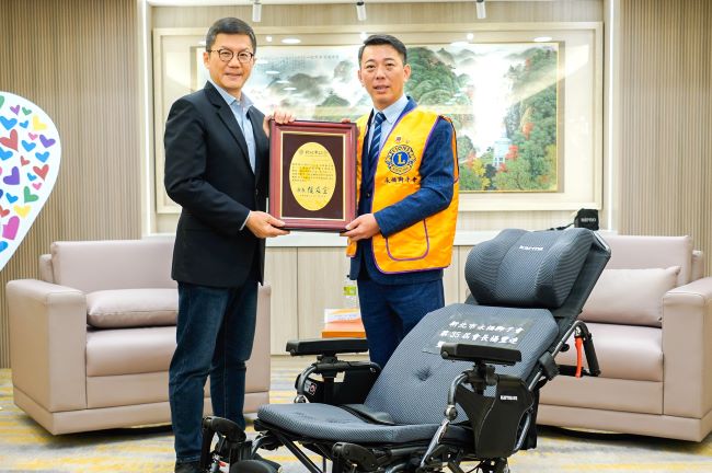 新北輔具需求殷切 永福獅子會捐贈35台高階輪椅應援 6 《圖說》副秘書長張其強代表侯友宜市長回贈感謝牌給第35屆永福獅子會會長楊豐連。〈社會局提供〉