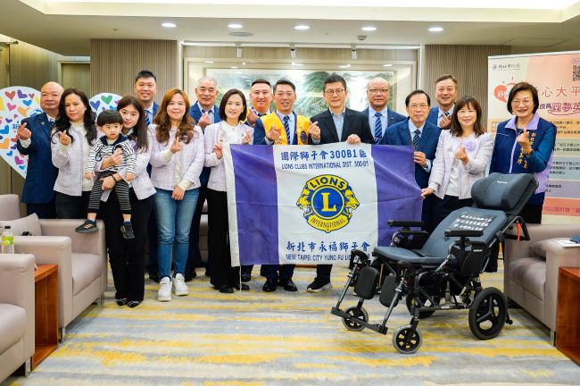 新北輔具需求殷切 永福獅子會捐贈35台高階輪椅應援 7 《圖說》第35屆永福獅子會會員代表聯合捐贈35台伸展防滑仰躺高背輪椅,右一為社會局長李美珍。〈社會局提供〉