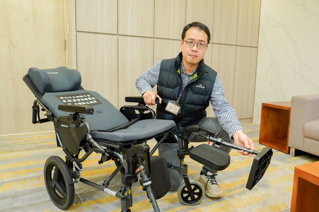 新北輔具需求殷切 永福獅子會捐贈35台高階輪椅應援 8 《圖說》新北市輔具資源中心物理治療師徐麒晏表示,獲贈的高背輪椅可無段式仰躺,還有撥腳腳靠,更可拆卸扶手直接移位,方便特殊身障者。〈社會局提供〉