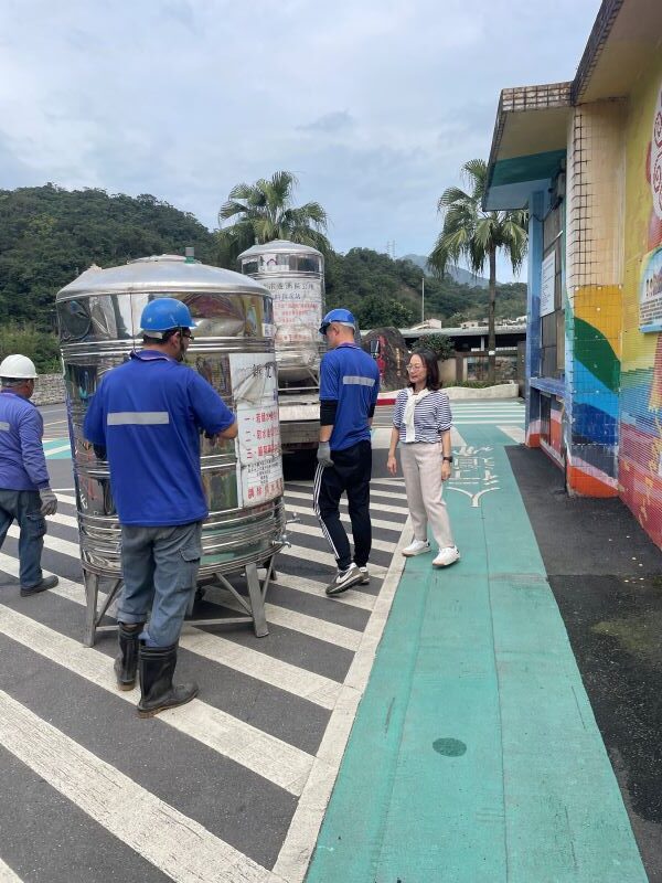 《圖說》台水瑞芳淨水場破管，新北市跨區調度儲水桶佈設供水站，圖為蘆洲公所調度至瑞芳國中取水點。〈消防局提供〉