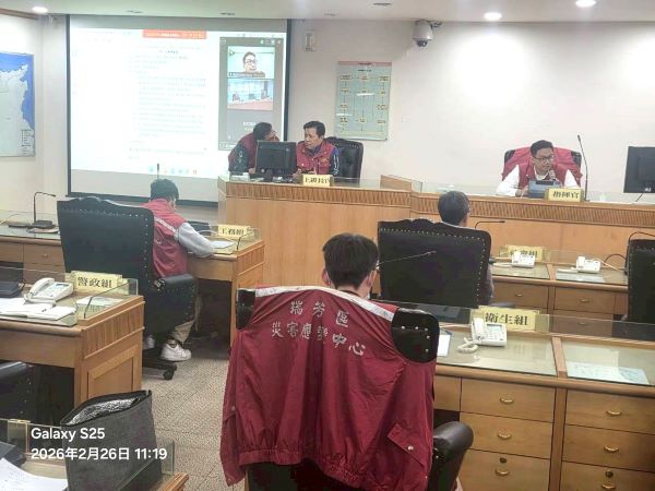 《圖說》副市長朱惕之趕赴瑞芳區公所召開停水應變會議。〈消防局提供〉