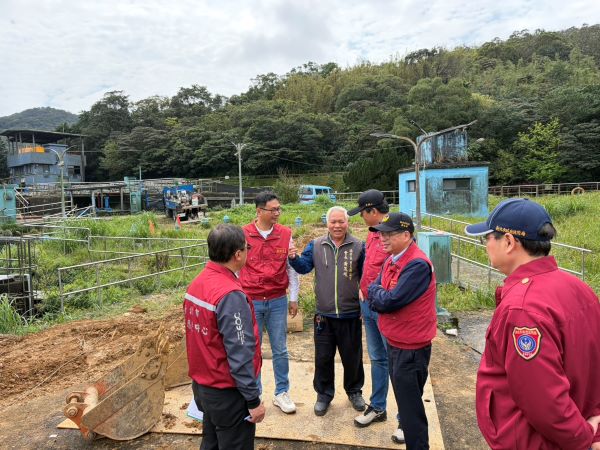 《圖說》應變會議結束後，朱惕之副市長率消防局長、瑞芳區長及災防辦代表至瑞芳淨水場現場會勘。〈消防局提供〉
