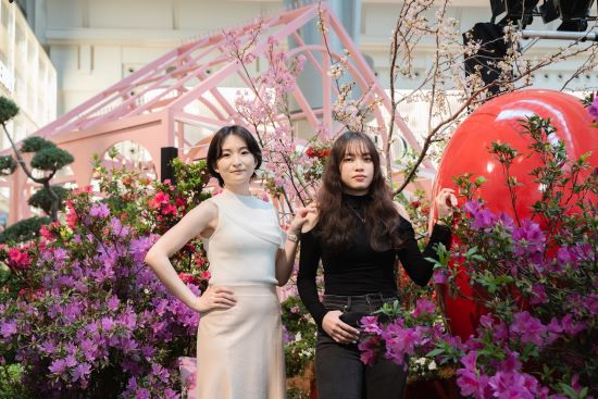 《圖說》「新北花Young101」展覽將在台北101的4樓都會廣場展出至4月19日，讓新北花卉與青農產品站上世界級舞台，展現農業未來的無限可能。〈農業局提供〉