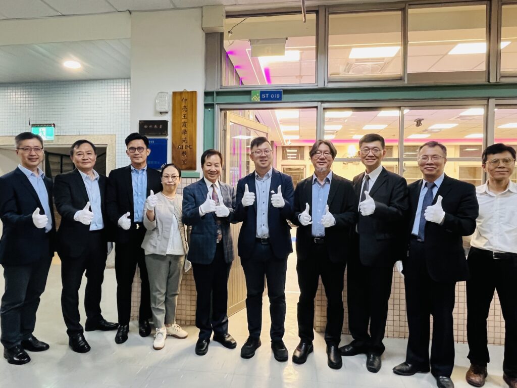 %E5%9C%96%E8%AA%AA%E4%B8%89%EF%BC%8C%E6%9D%B1%E6%B5%B7%E5%A4%A7%E5%AD%B8%E6%A0%A1%E9%95%B7%E5%BC%B5%E5%9C%8B%E6%81%A9%E5%B7%A65%E3%80%81%E5%8F%B0%E4%B8%AD%E5%B8%82%E6%95%B8%E4%BD%8D%E7%99%BC%E5%B1%95%E5%B1%80%E5%B1%80%E9%95%B7%E6%9E%97%E8%B0%B7%E9%9A%86%E5%B7%A66%E3%80%81ASUS%E7%B8%BD%E7%B6%93%E7%90%86%E5%BB%96%E9%80%B8%E7%BF%94