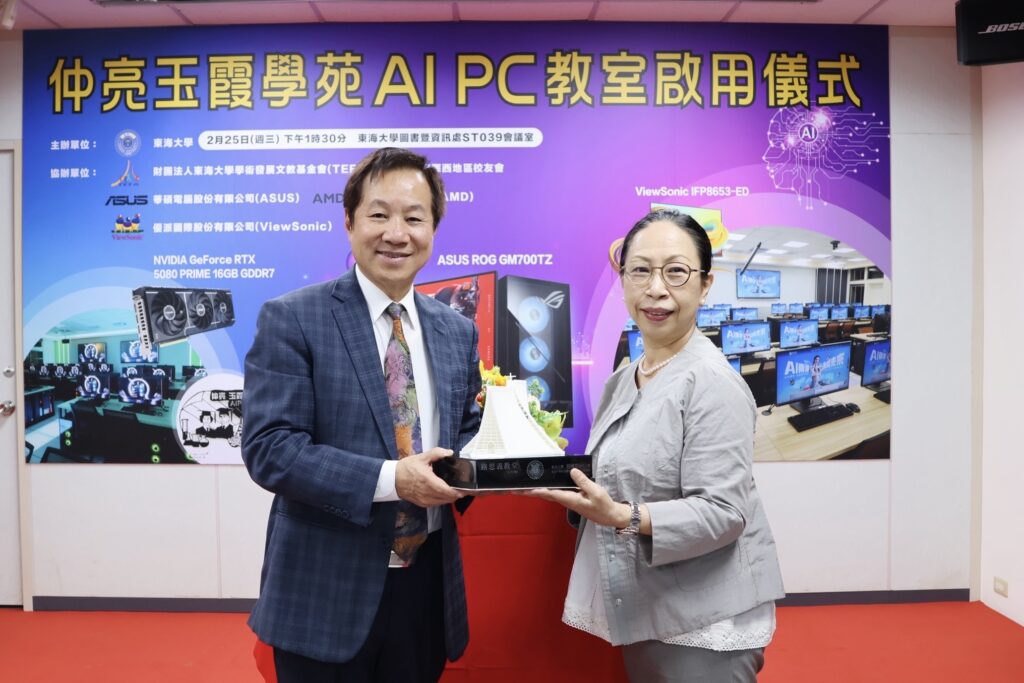 %E5%9C%96%E8%AA%AA%E4%BA%8C%EF%BC%8C%E6%8D%90%E8%B4%88%E8%80%85%E5%AE%B6%E5%B1%AC%E8%91%89%E6%99%AF%E6%96%87%E5%A5%B3%E5%A3%AB%E5%8F%B3%E4%BB%A3%E8%A1%A8%E5%87%BA%E5%B8%AD%E4%B8%A6%E6%84%9F%E6%80%A7%E5%88%86%E4%BA%AB%E5%8F%94%E5%8F%94%E8%88%87%E5%AC%B8%E5%AC%B8%E7%9A%84%E6%95%85%E4%BA%8B%EF%BC%8C%E5%A5%B9%E8%A1%A8%E7%A4%BA%EF%BC%8C%E6%9D%B1%E6%B5%B7