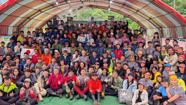 《圖說》陳崇岳與第五屆山域搜救技能交流賽隊伍合照。〈消防局提供〉
