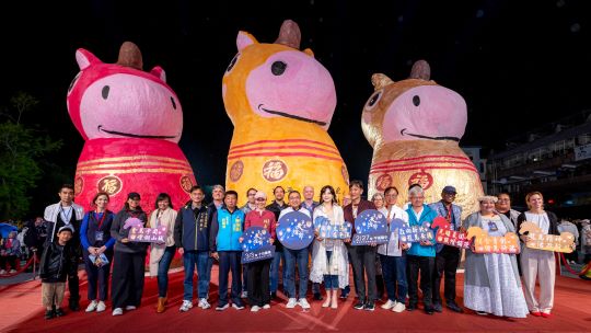 平溪天燈揭開璀璨序幕 馬驫光雕秀祝福「馬祥厚運」 5 《圖說》市長侯友宜與林裔綺議員、觀旅遊局長楊宗珉以及軍中情人方季惟、歌手于冠華及國內外嘉賓,共同施放福馬主燈。〈觀旅局提供〉