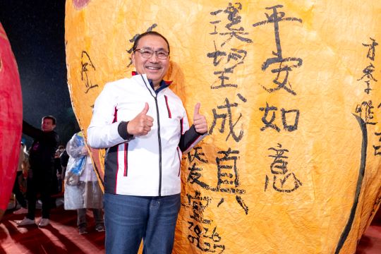 平溪天燈揭開璀璨序幕 馬驫光雕秀祝福「馬祥厚運」 6 《圖說》市長侯友宜在馬年專屬的20呎福馬主燈上以平溪主題落款題字 平安如意 溪望成真。〈觀旅局提供〉