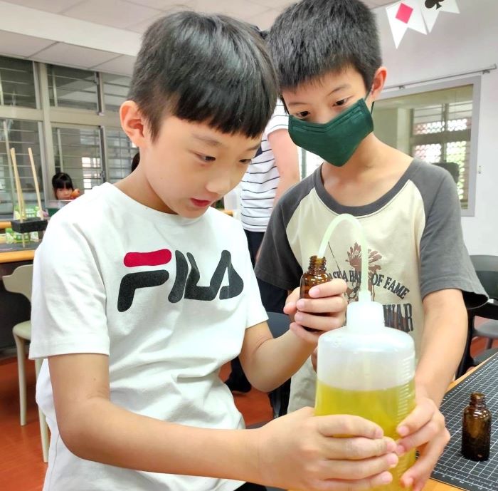 迎戰AI浪潮 新北家庭創客日推49場親子共作體驗 6 《圖說》小朋友合作調配營養液比例。〈教育局提供〉