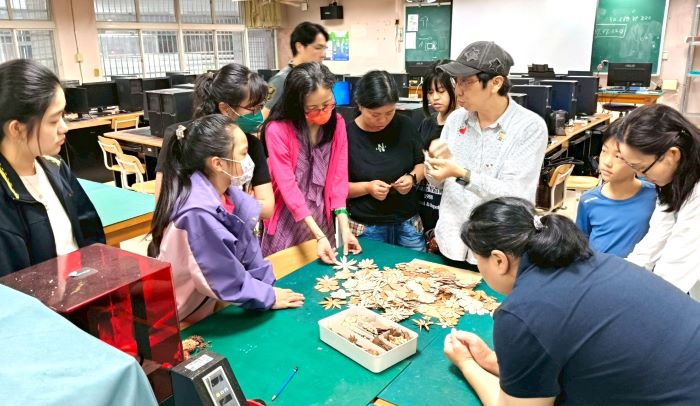 迎戰AI浪潮 新北家庭創客日推49場親子共作體驗 7 《圖說》教師向親子介紹雷切皮革永生花。〈教育局提供〉