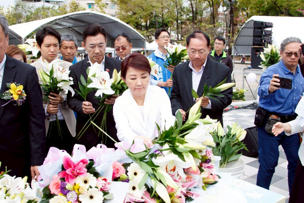 中市府「二二八事件79週年追思會」 盧秀燕獻百合祝福:讓愛與包容延續 2 %E5%B8%82%E9%95%B7%E7%9B%A7%E7%A7%80%E7%87%95%E5%9C%A8%E7%B4%80%E5%BF%B5%E7%A2%91%E5%89%8D%E7%8D%BB%E4%B8%8A%E9%AE%AE%E7%99%BD%E7%99%BE%E5%90%88