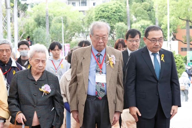 《圖說》市長侯友宜率市府團隊,與新北市二二八總會理事長洪顯詔及受難者家屬一起默哀、獻花,後排右一民政局長林耀長。〈民政局提供〉