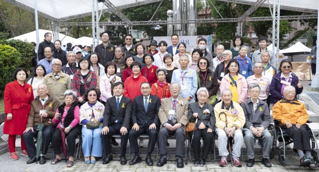 《圖說》新北市政府為紀念二二八事件79周年,今日在三重二二八公園舉行追思紀念儀式合照。〈民政局提供〉