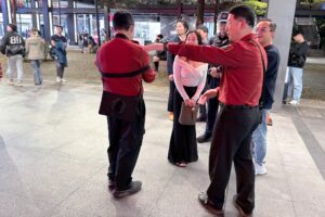 圖說：消防局派員向主辦單位指導消防安全事宜。