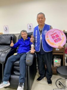 《圖說》新北市勞工局長陳瑞嘉〈左〉挽袖捐血，以實際行動支持活動。〈新北職總工會提供〉