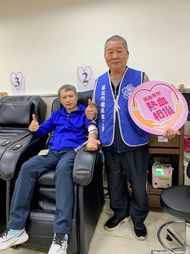 《圖說》新北市勞工局長陳瑞嘉〈左〉挽袖捐血，以實際行動支持活動。〈新北職總工會提供〉