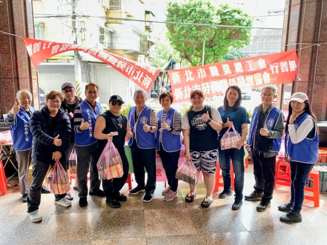 新北職總工會攜手捐血站挽袖送暖 單日募得189袋血 13 《圖說》新北市職業總工會今日於板橋捐血站舉辦「熱血傳愛」捐血活動,單日成功募集189袋血液,為醫療體系挹注寶貴資源,成果豐碩。〈新北職總工會提供〉