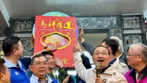 《圖說》侯友宜市長出席土城三元宮辦元宵節慶祝活動，並介紹「馬上賺錢」福袋。〈民政局提供〉
