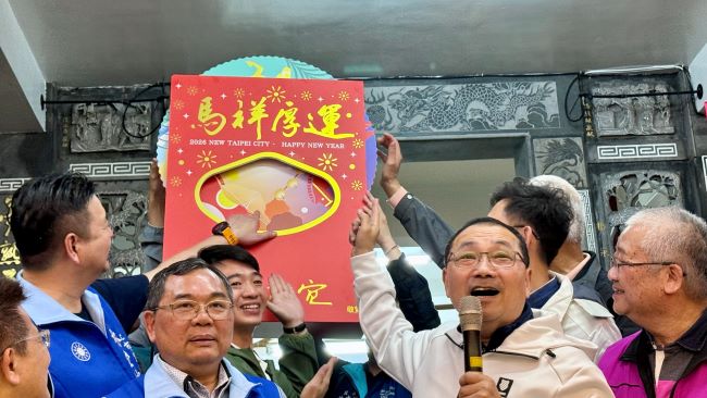 《圖說》侯友宜市長出席土城三元宮辦元宵節慶祝活動，並介紹「馬上賺錢」福袋。〈民政局提供〉