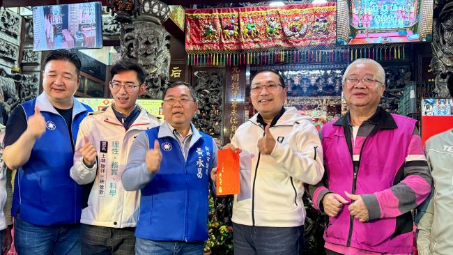 《圖說》侯友宜市長向三元宮三官大帝及天上聖母參拜祈福並致贈香油錢。〈民政局提供〉