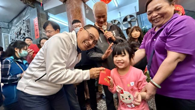 《圖說》侯友宜市長於土城三宮發放福袋吸引爆棚民眾前來排隊領取。〈民政局提供〉