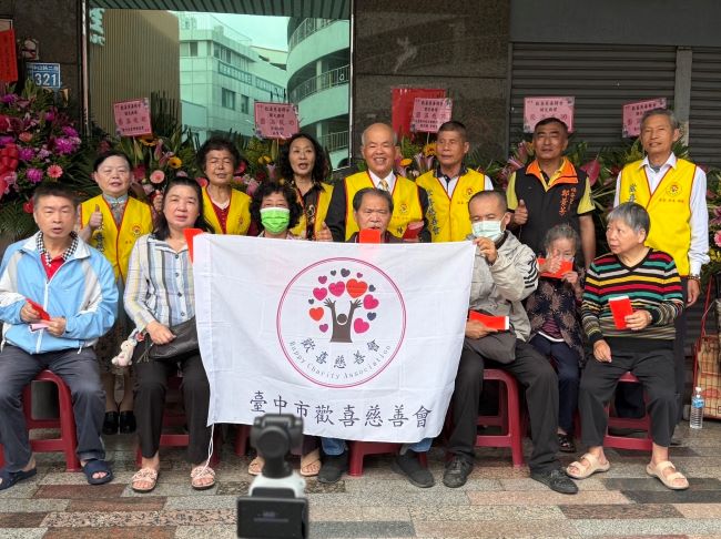 《圖說》開光典禮啟動「敦親睦鄰關懷行動」，現場發放慰問金給在地弱勢家庭。〈主辦單位提供〉