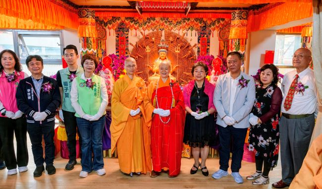 《圖說》證達上人、彰化縣長王惠美辦公室主任李世傑、立法委員陳素月、彰化縣副議長許原龍、彰化縣議員楊子賢及歡喜慈善會會長黃玉霞等貴賓剪綵合影。〈主辦單位提供〉