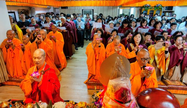 《圖說》「歡喜慈善精舍」開光大典獻供養。〈主辦單位提供〉