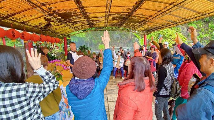 《圖說》政風室林三龍主任透過實際的案例,揭露常見的詐騙陷阱,提醒里民守護財產安全。〈環保局提供〉