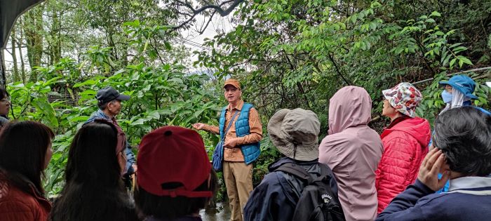 走讀五指山慶元宵 新北生態研習結合廉政宣導 6 《圖說》專家黃福來深入淺出地講解地形與氣候如何形塑當地的植物分布,並帶領民眾辨識常見的原生種與外來種植物。〈環保局提供〉