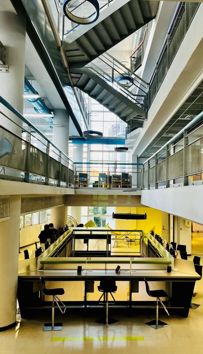 企業最愛+校長互評雙榜加持 龍華科大辦學實力再創高峰 6 《圖說》龍華科技大學圖書館內部空間明亮舒適,營造自主學習與跨域交流的良好環境。〈龍華科大提供〉