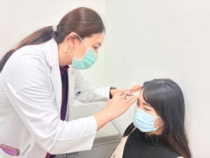 《圖說》謝珮甄醫師說明肉毒桿菌素為嚴重慢性偏頭痛患者治療選項--示意圖，非當事人。〈土城醫院提供〉