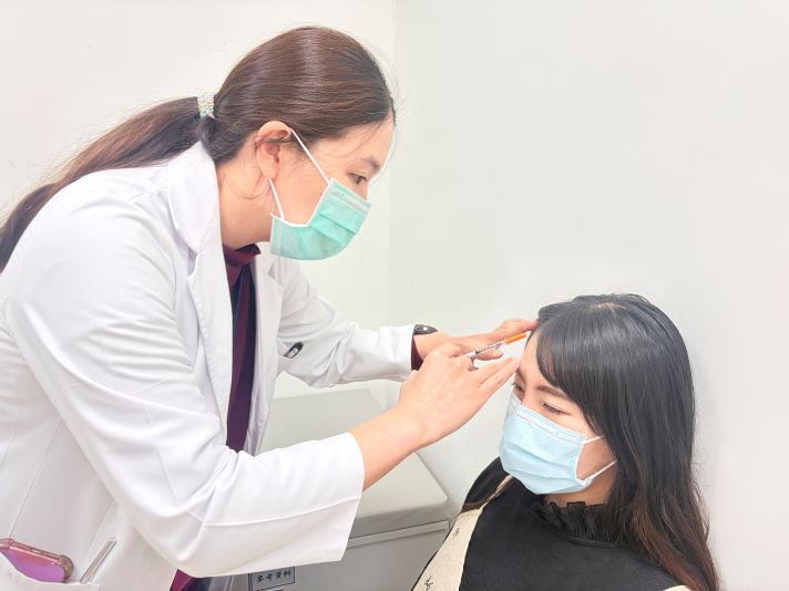 《圖說》謝珮甄醫師說明肉毒桿菌素為嚴重慢性偏頭痛患者治療選項--示意圖,非當事人。〈土城醫院提供〉