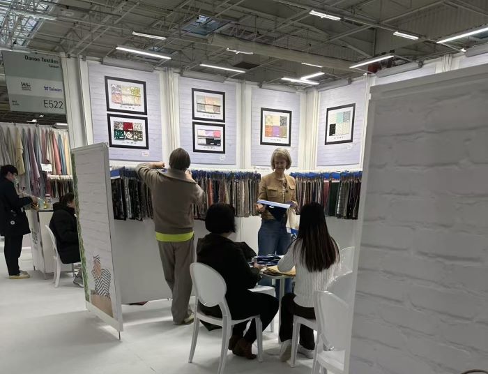 《圖說》丹瀧紡織公司於114年2月前往法國巴黎參加「Texworld巴黎成衣布料及輔料(春夏)博覽會」。〈經發局提供〉