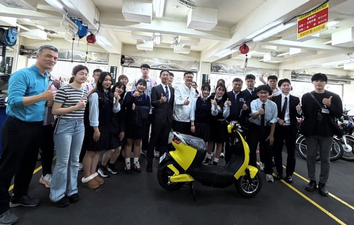 《圖說》張明文局長與日本交流團一起認識電動機車趨勢。〈教育局提供〉