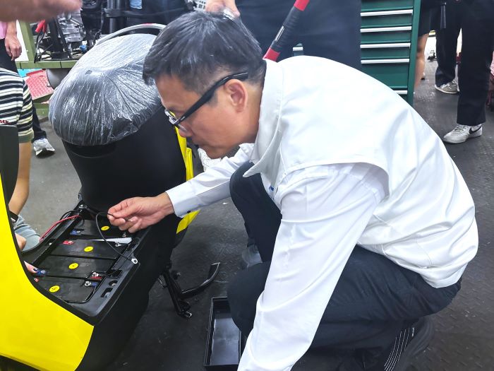 《圖說》張明文局長體驗國中技藝競賽電動汽車項目。〈教育局提供〉