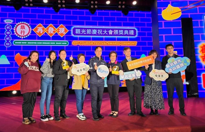 《圖說》觀旅局長楊宗珉〈中〉表示，獲獎是肯定第一線同仁長期投入與付出，未來持續強化旅服中心功能與服務深度，共同打造更友善、便利的旅遊環境。〈觀旅局提供〉