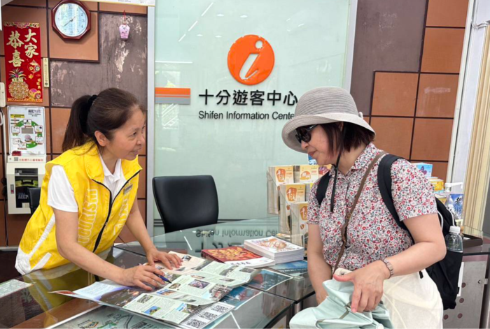 《圖說》十分遊客中心位於十分瀑布公園入口處，服務人員熟悉在地歷史脈絡與周邊景點資訊，能即時提供旅遊諮詢，協助遊客深入體驗山城風貌。〈觀旅局提供〉