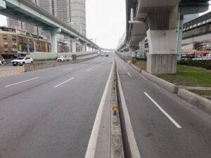 《圖說》養工處將於3月10日起辦理大漢橋機慢車專用道實體分隔島拆除工程，施工期間縮減部分車道，敬請用路人配合現場人員引導。〈工務局提供〉