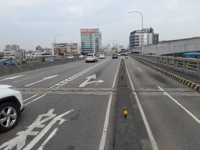 《圖說》大漢橋機慢車專用道實體分隔島拆除工程分成2階段進行，白天未施工時，機車道將恢復正常通行。〈工務局提供〉