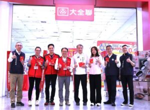 《圖說》新北市勞工局長陳瑞嘉今日率領勞檢處同仁，代表侯友宜市長發送「馬祥厚運」福袋給上班員工，右三新北市議員江怡臻全程陪同，左一勞檢處長林澤州。〈勞工局提供〉