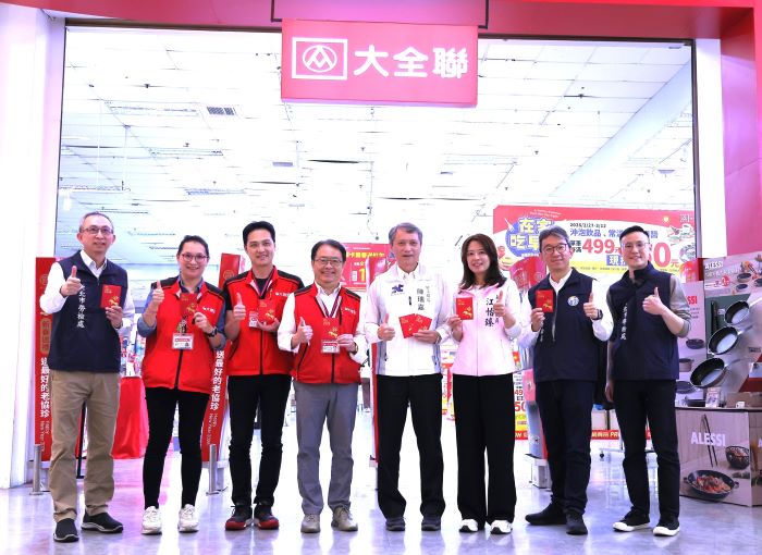 《圖說》新北市勞工局長陳瑞嘉今日率領勞檢處同仁，代表侯友宜市長發送「馬祥厚運」福袋給上班員工，右三新北市議員江怡臻全程陪同，左一勞檢處長林澤州。〈勞工局提供〉