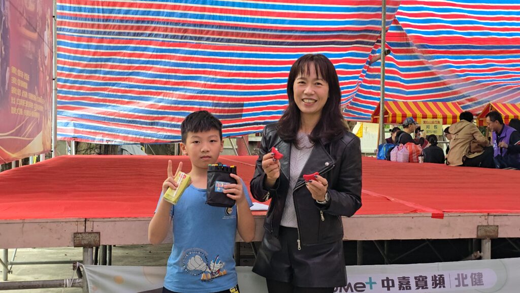 許巧妮總經理親手送出好禮給幸運的小朋友