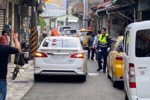 新春祈福不掃興 關渡宮香客車輛拋錨 北投警及時出手相助 4 MEITU 20260303 100421755