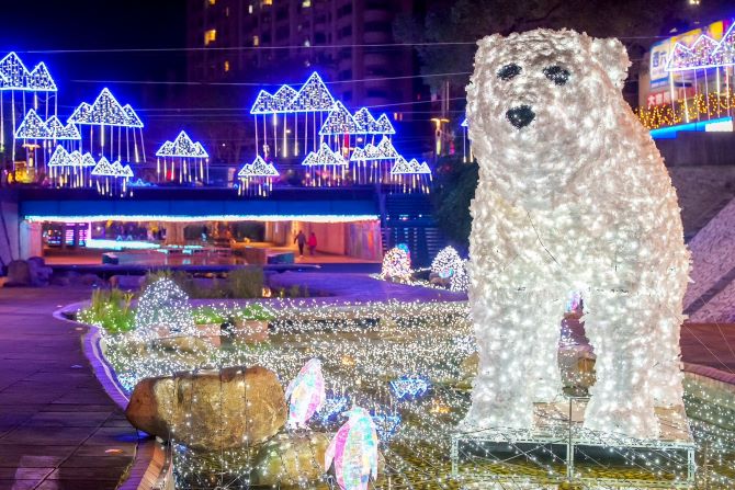 《圖說》現場還有3米高雪白北極熊現身,搭配可愛俏皮的企鵝群,營造極地奇幻氛圍。〈水利局提供〉