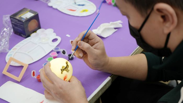 《圖說》臺北醫院「點亮希望．溫暖元宵」月球燈彩繪活動，病友陳先生專注彩繪月球造型夜燈。〈臺北醫院提供〉