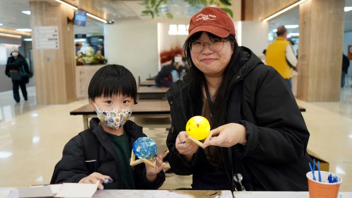結合藝術與療癒 臺北醫院月球燈彩繪點亮希望 5 《圖說》民眾帶孩子親子同樂彩繪夜燈。〈臺北醫院提供〉