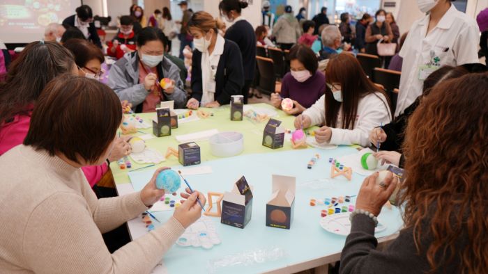 結合藝術與療癒 臺北醫院月球燈彩繪點亮希望 6 《圖說》臺北醫院元宵節活動結合永續理念,一起彩繪月球夜燈。〈臺北醫院提供〉