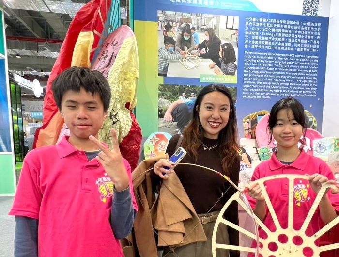 《圖說》淨零城市展來賓肯定學生融合文化保存與環境永續之創新表現。〈教育局提供〉