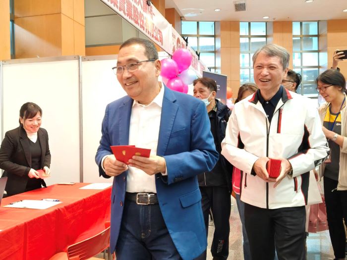 新春就博會湧千人 侯友宜發送福袋祝福「馬上找到好工作」 5 《圖說》市長侯友宜親赴現場為求職者與企業加油打氣,並發送馬年創意福袋「馬祥厚運」,祝福市民「馬力全開、馬上找到好工作」,右為勞工局長陳瑞嘉。〈記者葉柏成攝〉